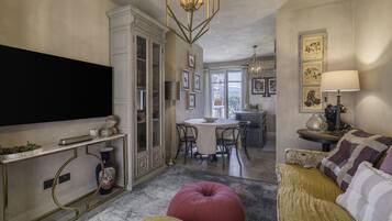 Apartemen Deluks | Area keluarga | Televisi layar datar 32-inci dengan saluran TV satelit dan TV