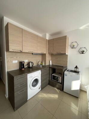 Kühlschrank, Mikrowelle, Herdplatte, Wasserkocher mit Kaffee-/Teezubehör