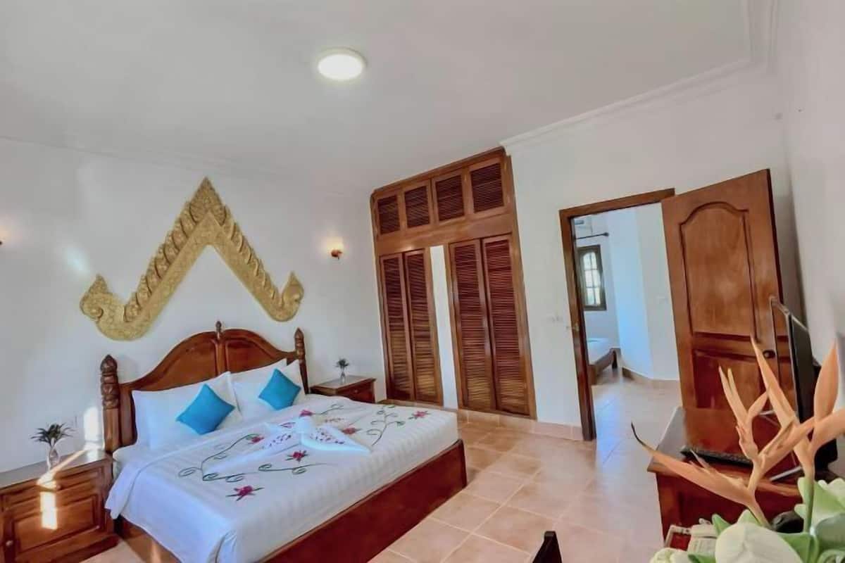 Minibar, in-room safe, WiFi (free), bed sheets
