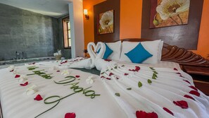 King Suite with Balcony Pool View | Minibar, Zimmersafe, kostenloses WLAN, Bettwäsche