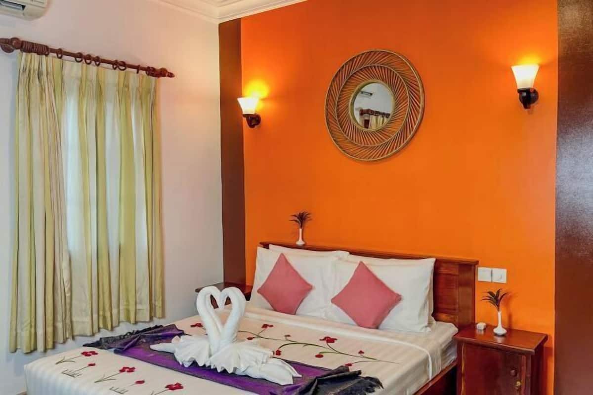 Minibar, in-room safe, WiFi (free), bed sheets