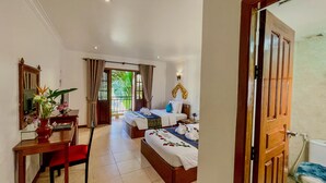 Habitación de hotel con dos camas, un escritorio con silla, un espejo y una ventana con cortinas.