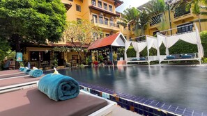 Bar im Pool
