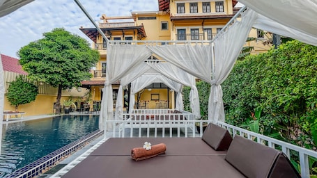 Outdoor pool, free cabanas, pool umbrellas