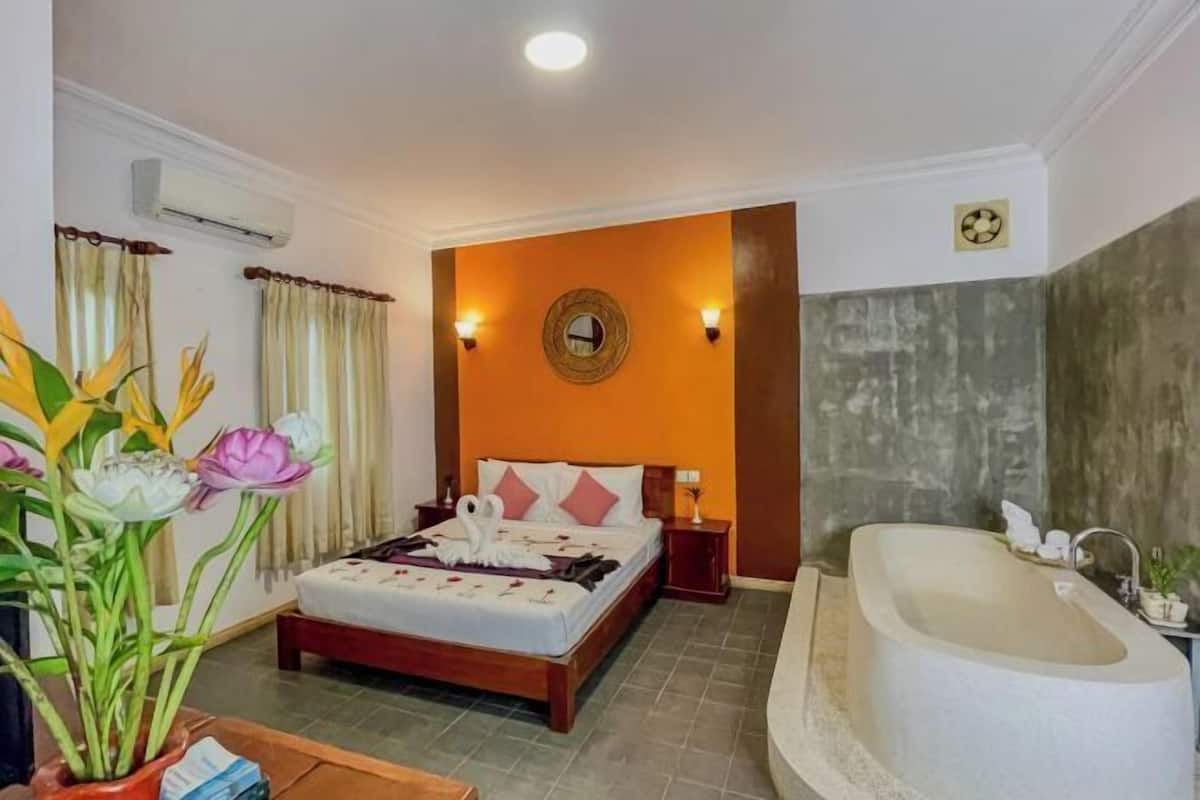 Minibar, in-room safe, WiFi (free), bed sheets