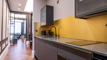 Refrigerador, horno, placa de cocina, utensilios de cocina