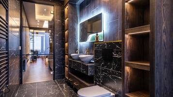 Bañera, secador de pelo, toallas