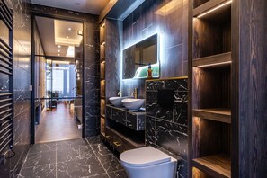 Bathtub, hair dryer, towels - Brand new 1 bed apartment of the highest quality in central York (York)