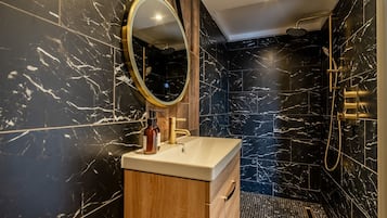 Shower, hair dryer, towels