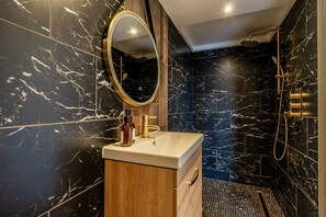 Dusj, hårføner og håndklær