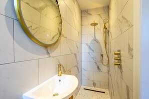 Dusche, Haartrockner, Handtücher