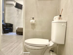 Deluxe Room | 1 bedroom, in-room safe, individually decorated, individually furnished