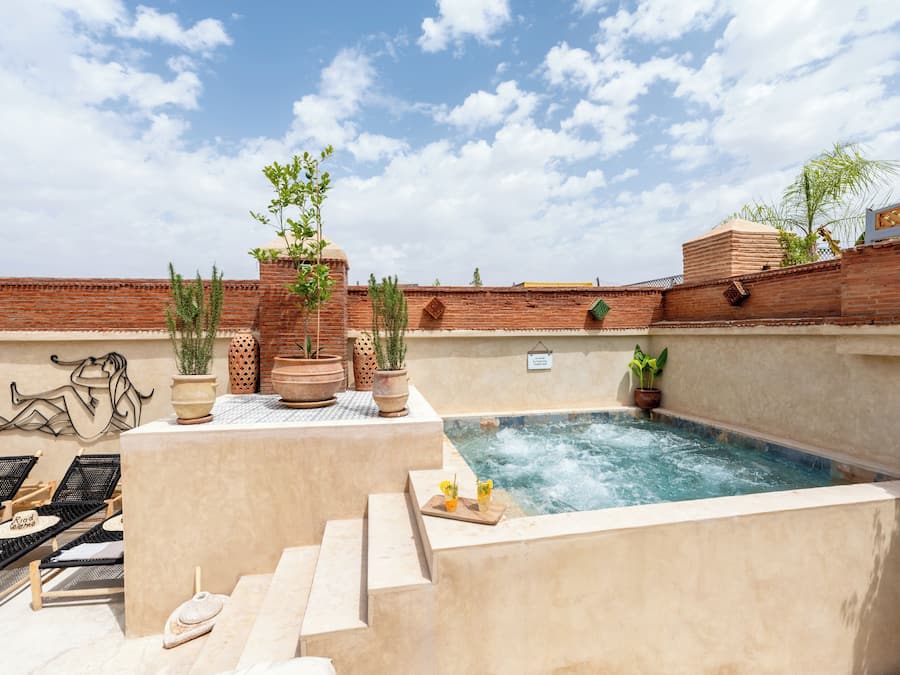 Una piscina al aire libre, sillones reclinables de piscina