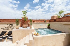Outdoor pool, open 8:00 AM to 11:00 PM, pool loungers - Riad Celema & Spa (Marrakech)