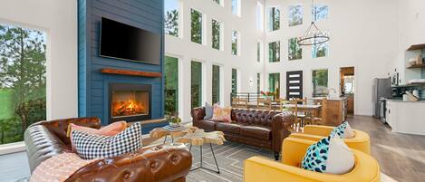 Smart TV, chimenea, futbolito, estéreo