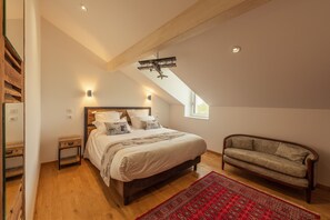 Deluxe tweepersoonskamer, en-suite badkamer, uitzicht op zwembad (Chambre 4) | Luxe beddengoed, gratis wifi