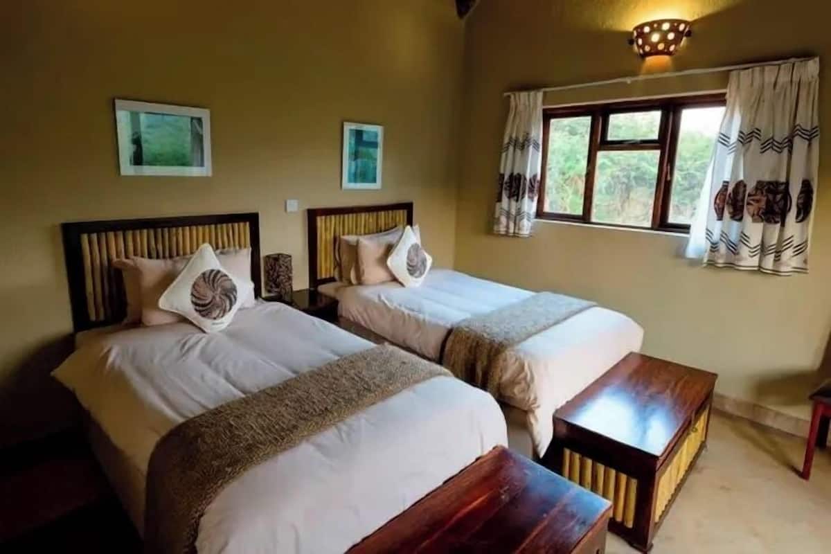 1 bedroom, down duvets, desk, iron/ironing board