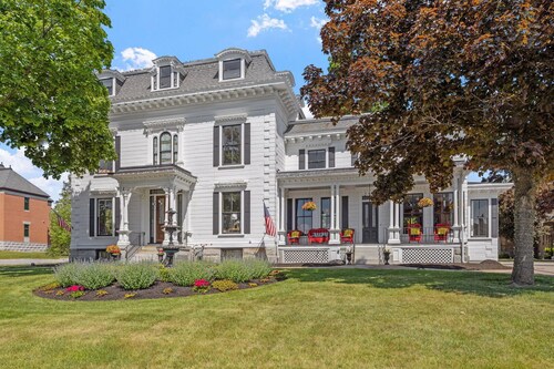 Historic Busiel House in the Heart of Laconia