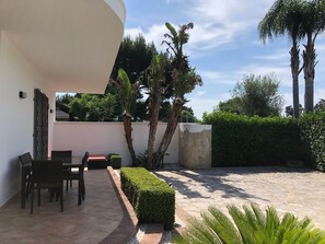 Outdoor dining - Villa in the green 100 meters from the sea (Torre Lapillo)