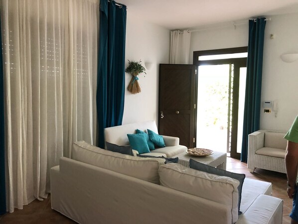 Smart TV, fireplace - Villa in the green 100 meters from the sea (Torre Lapillo)