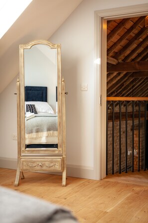 2 bedrooms, iron/ironing board, WiFi, bed sheets - The Studio - A Unique and Luxurious Country Barn Conversion (Castle Bytham)