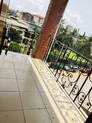 المنطقة المحيطة بالمنشأة