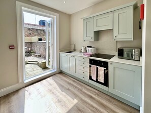 Geladeira, micro-ondas, fogão, cooktop