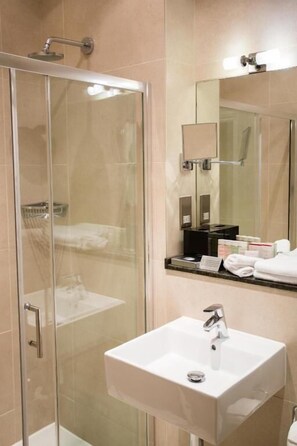 Designer toiletries, hair dryer, bathrobes, slippers - Grays Court (York)