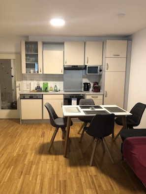 Kühlschrank, Mikrowelle, Herdplatte, Geschirrspüler