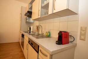 Kühlschrank, Mikrowelle, Herdplatte, Geschirrspüler