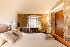 6 bedrooms, in-room safe, desk, iron/ironing board