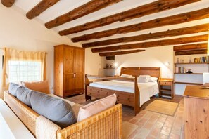 6 camere, una cassaforte in camera, una scrivania, ferro/asse da stiro