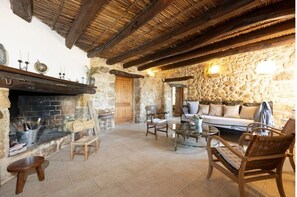 Flat-screen TV, fireplace, books - Mas Coquells, Preciosa Casa Rural en Plena Naturaleza (Vilanant)