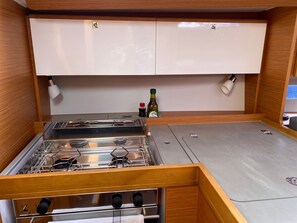 Refrigerador, horno, parrilla de estufa y cafetera y tetera 