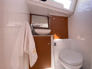 Regadera, toallas, jabón, papel de baño 