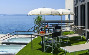 Deluxe Room with Terrace, Sea View and outdoor Jacuzzi | テラス / パティオ