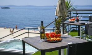 Deluxe Room with Terrace, Sea View and outdoor Jacuzzi | Badrum | Dusch, gratis toalettartiklar, hårtork och handdukar