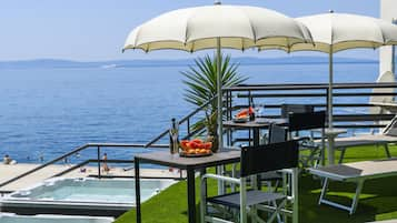 Deluxe Room with Terrace, Sea View and outdoor Jacuzzi | Terras