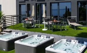 Deluxe Room with Terrace, Sea View and outdoor Jacuzzi | テラス / パティオ