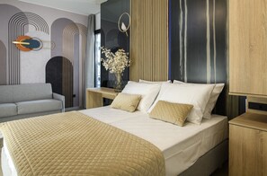 Superior Room, Partial Sea View | Skrivbord, ljudisolering, gratis wi-fi och sängkläder