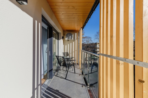 1 habitación, escritorio y espacio para trabajar con laptop