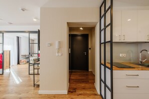 1 habitación, escritorio y espacio para trabajar con laptop