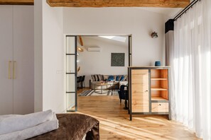 1 habitación, escritorio y espacio para trabajar con laptop