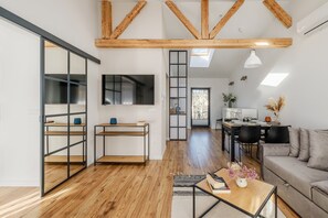 1 habitación, escritorio y espacio para trabajar con laptop