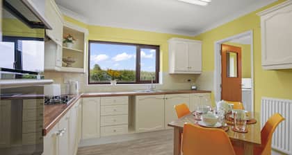 Charming 3-bed House Sleeps 6 in Rural Setting