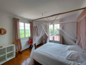 3 bedrooms, iron/ironing board, WiFi, bed sheets