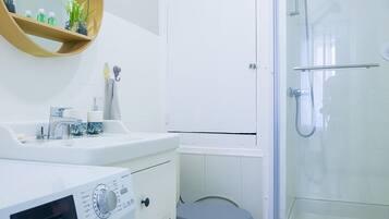 Bruser, hårtørrer, håndklæder, Sæbe