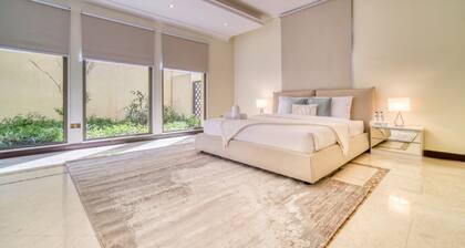 Premier 6BR Villa with Assistant's Room and Private Pool in Frond E Palm Jumeirah by Deluxe Holiday Homes