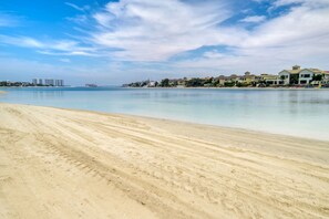 Beach nearby - Premier 6BR Villa with Assistant's Room and Private Pool in Frond E Palm Jumeirah by Deluxe Holiday Homes (Dubai)