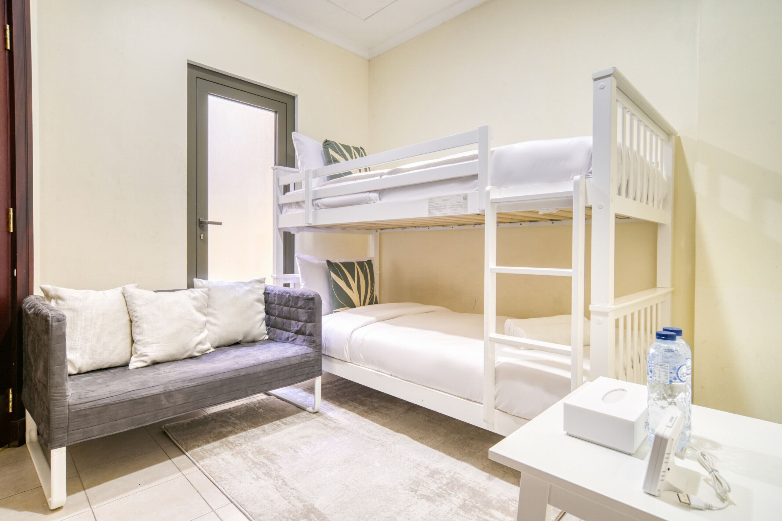 7 chambres, coffres-forts dans les chambres, fer et planche à repasser